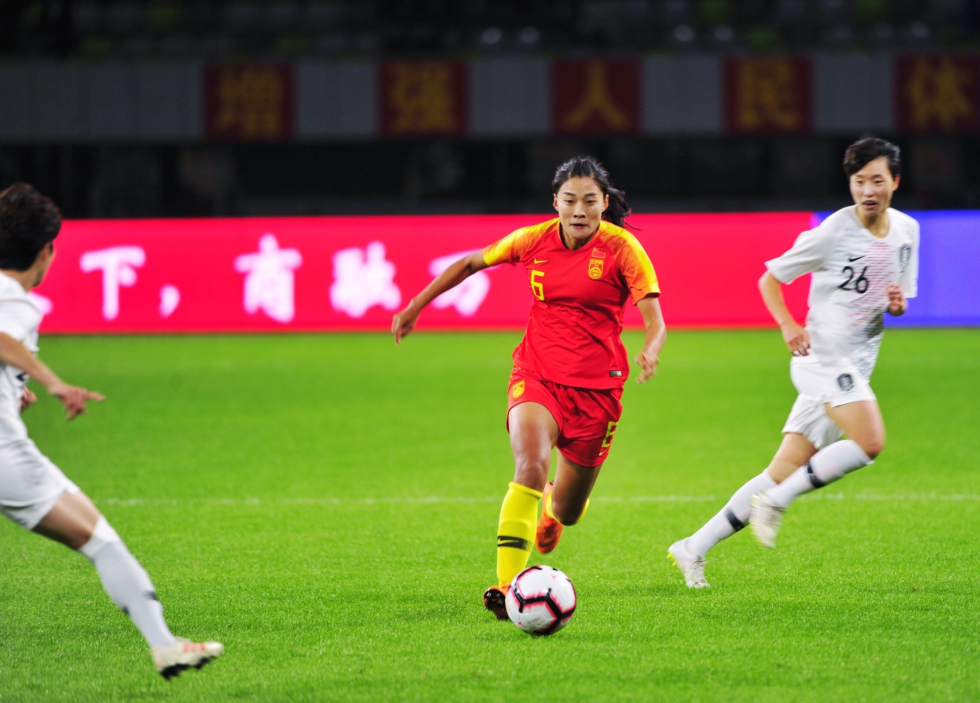 中国女足选手在国际赛场上表现亮眼 中国女足选手在国际赛场上表现亮眼
