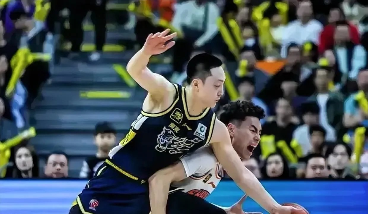 飞檐走壁,比赛两队过招门儿清利索,球员高楼枕地 飞檐走壁,比赛两队过招门儿清利索,球员高楼枕地